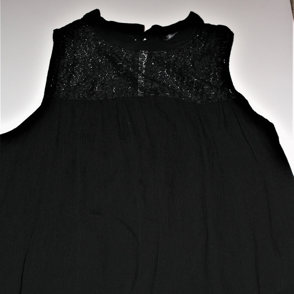 🆕✨F21 Sleeveless Lace Top✨